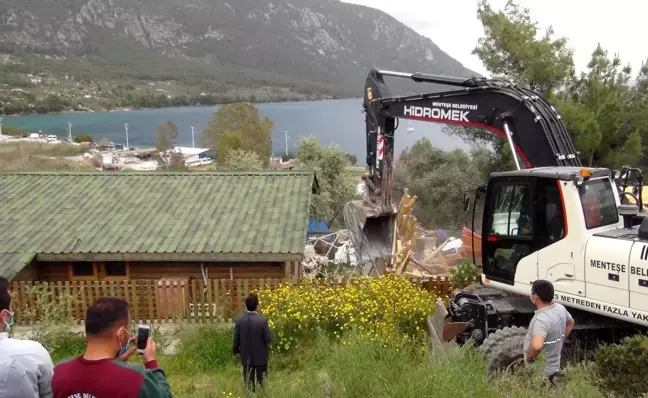 Muğla'daki Akbük Koyu'nda kaçak yapıların yıkımı devam ediyor