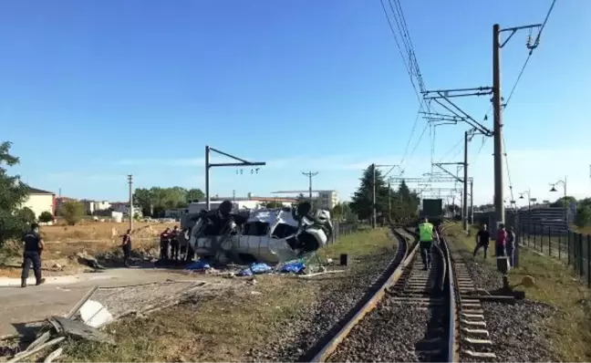 YÜK TRENİ, HEMZEMİN GEÇİTTE SERVİS MİNİBÜSÜNE ÇAPTI 6 ÖLÜ, 6 YARALI