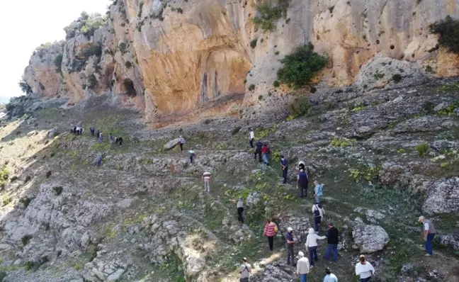 Çoban keçi ararken milattan önceki yazılı tasvirleri buldu, onlarca kişi bölgeye akın etti