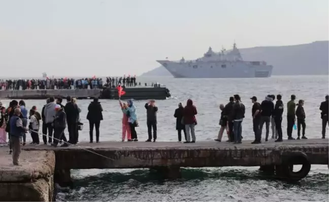 TCG Anadolu Çanakkale Boğazı'nda Vatandaşları Selamladı