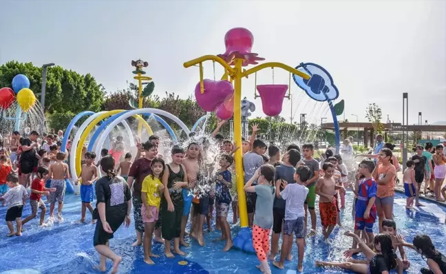 Antalya'da çocuklar su parkında serinledi