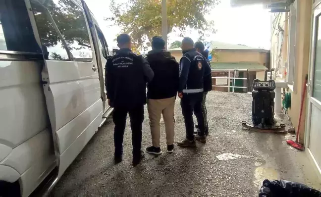 Balıkesir'de Düzensiz Göçmen Operasyonu: 16 Göçmen ve 2 Organizatör Yakalandı