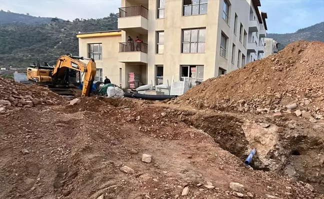 İzmir'de İnşaat Göçüğünde İşçi Kurtarıldı