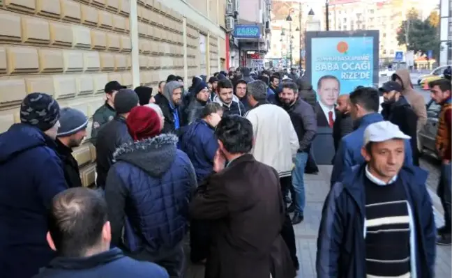 İşkur Önünde Geceden Kuyruğa Girenler Sabah 'Başvuru Ertelendi' Denince Şoke Oldu
