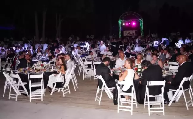 Kuşadası'nda Beşiktaş'ın Şampiyonluk Kutlamasında Sürpriz Evlilik Teklifi