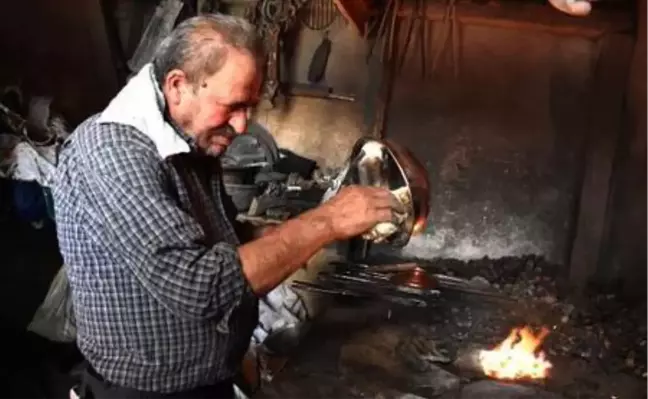 Ömrünü bakır kapları parlatmaya adadı