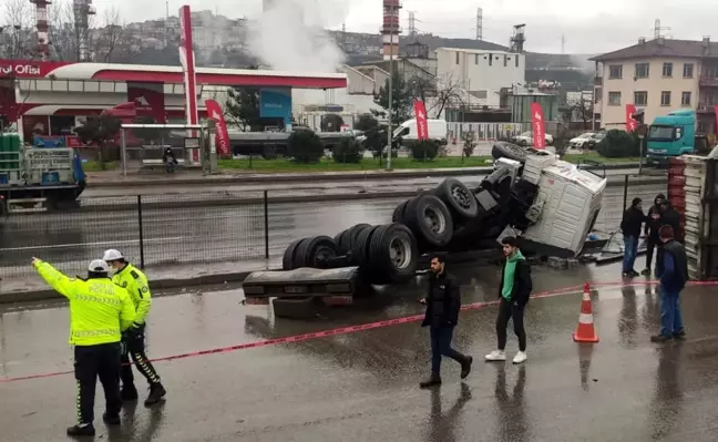 Kocaeli'de devrilen tır ulaşımı aksattı