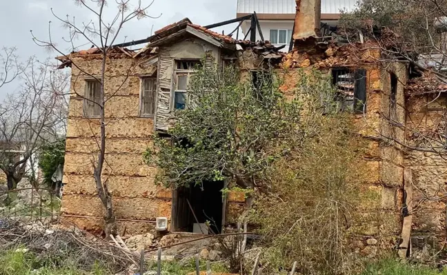Geleneksel Alanya evi, yangında kullanılmaz hale geldi