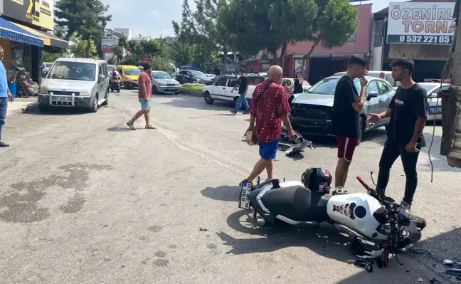 Antalya'da Motosiklet Kazası: Motosiklet Sürücüsü Kaskı Sayesinde Ölümden Döndü