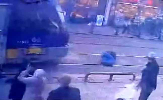 Sultanahmet'te yaşlı adama tramvay çarptı