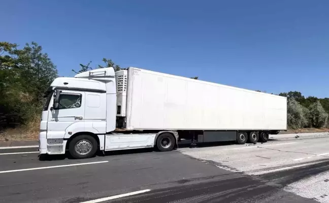 Kırklareli Babaeski'de Tıra Çarpan Otomobil Hurdaya Döndü, 1 Yaralı