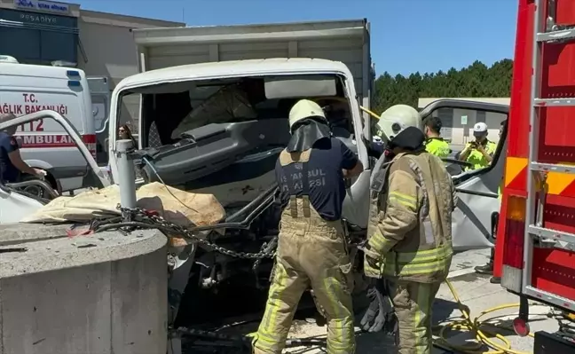 Çekmeköy'deki gişelerde beton bariyere çarpan kamyonetteki 3 kişi yaralandı