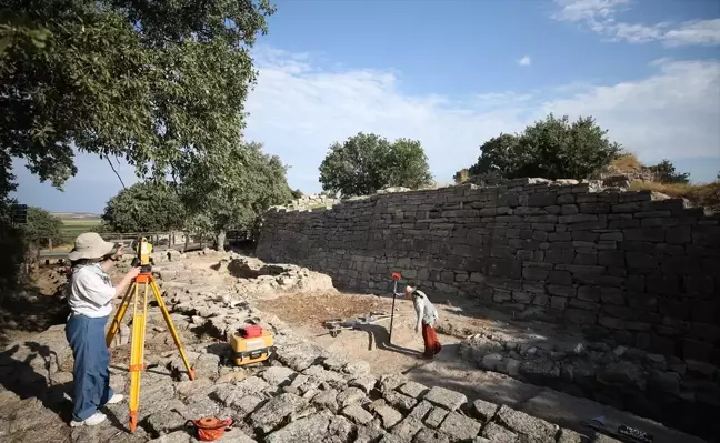 Troya Antik Kenti'nde Troya Savaşı'nın tahribat izlerine ulaşma çalışmaları devam ediyor