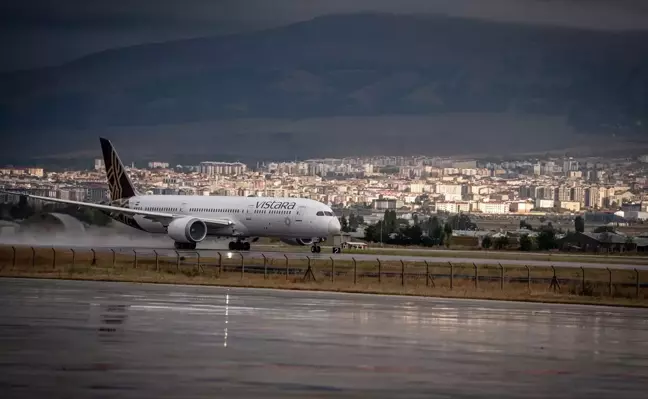 Bomba İhbarı Nedeniyle Zorunlu İniş Yapan Uçaktaki Yolcular Frankfurt'a Gönderildi