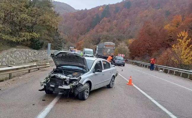 Bariyere Çarpan Otomobilin Sürücüsü Yaralandı