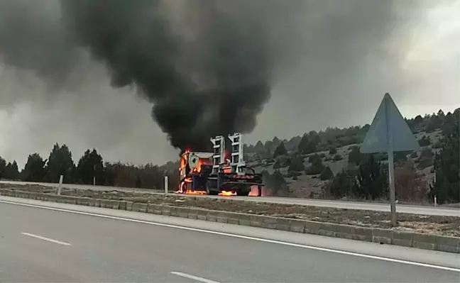 Konya'da Oto Çekici Yangına Teslim Oldu