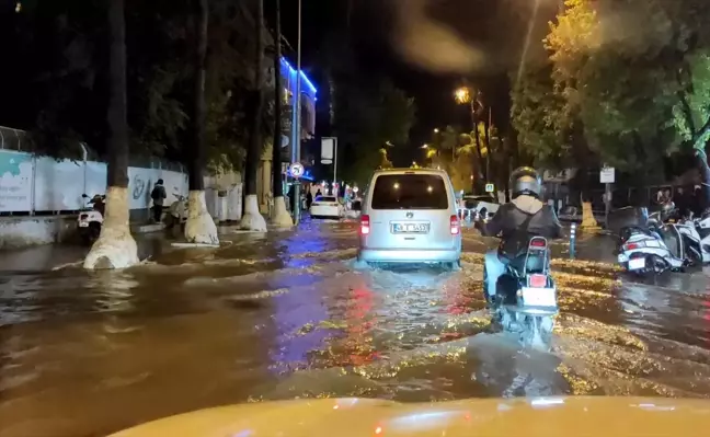 Fethiye'de Şiddetli Yağış Su Baskınlarına Neden Oldu