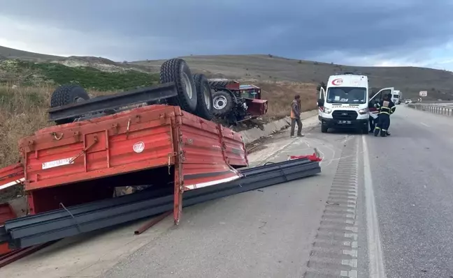 Suluova'da Traktör Şarampole Devirdi: Sürücü Yaralandı