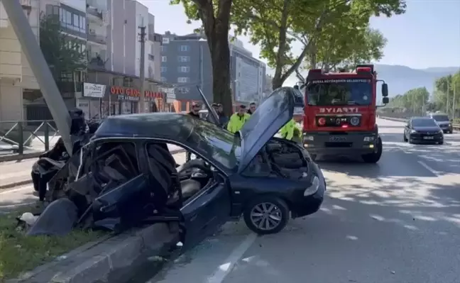 Bursa'da Aydınlatma Direğine Çarpan Otomobilde 2 Yaralı