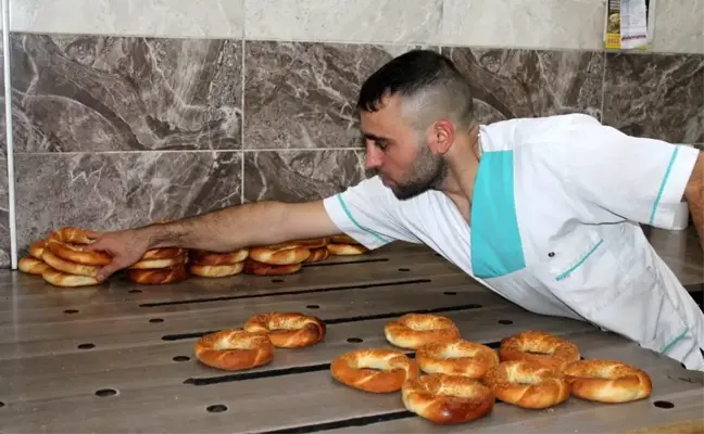 Sabah hamur açtığı ellerle akşam kum torbası dövüyor!