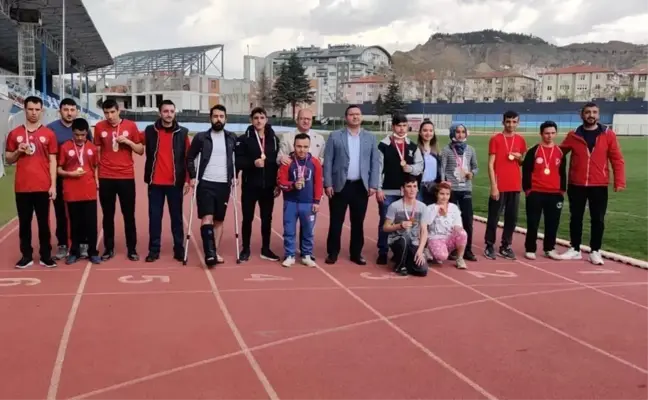 Özel sporcular, atletizmde kıyasıya yarıştı