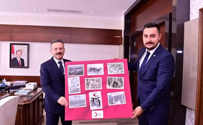 Vali Aksoy'a Türk Kızılayı rozeti