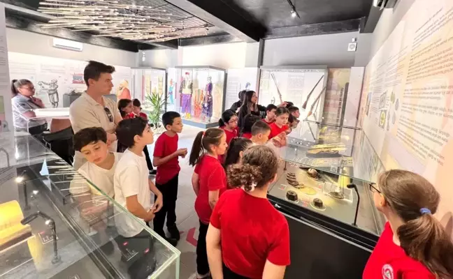 Kartepe İlkokul Öğrencileri Tarihe Yolculuk Yaptı