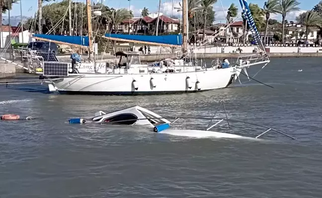 Manavgat'ta şiddetli fırtınada batan tekne vinç yardımıyla denizden çıkarıldı