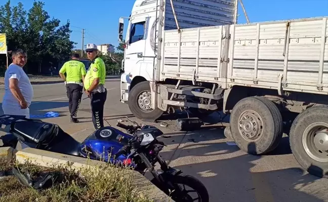 Kırıkkale'de motosikletin kamyonla çarpışması sonucu 2 kişi yaralandı