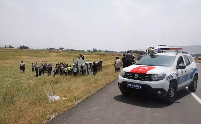 Muş'un Hasköy ilçesinde devrilen tırın sürücüsü yaralandı