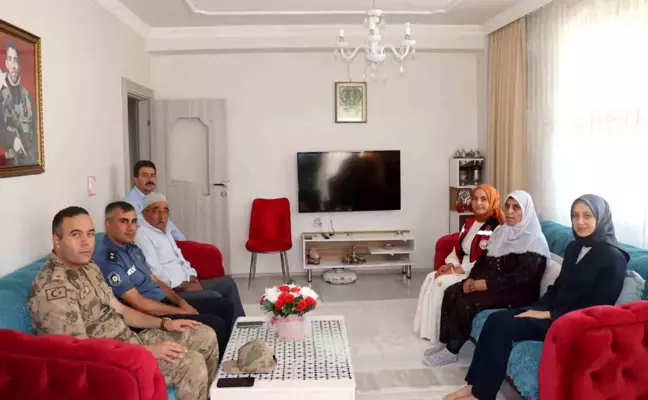 Erzincan'ın Tercan ilçesine atanan Kaymakam Neslihan Kısa Duman, görev başı yaparak şehit ailesi ve güvenlik güçleriyle bir araya geldi