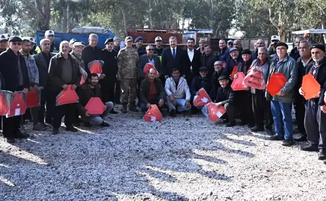 Osmaniye'de Çiftçilere Reflektör Dağıtımı