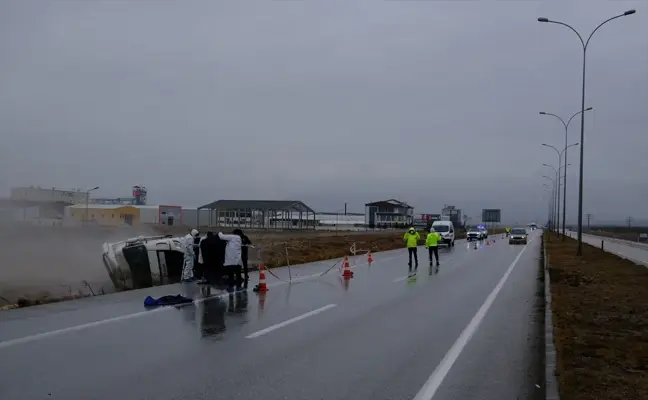 Karapınar'da Kimyasal Madde Taşıyan Tanker Devrildi, Sürücü Hayatını Kaybetti