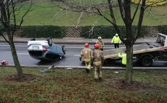 Başakşehir'de Ters Dönerek Kaza Yapan Otomobildeki Üç Kişi Yaralanmadan Kurtuldu