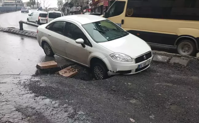 Güngören'de Yolda Çökme, Otomobilde Hasar Oluştu