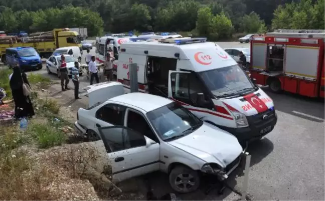 Yaralılara Müdahale Eden Ambulansa Otomobil Çarptı: 1 Ölü, 8 Yaralı