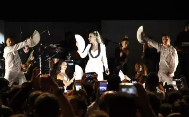 İrem Derici İsfanbul'da Sahne Aldı