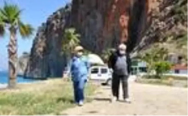 Antalya'da 65 yaş ve üzerinin sokak özgürlüğü keyfi