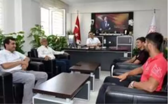 Demir, rekortmen atletleri kabul etti