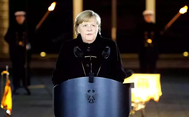 Başbakanlığı devredecek olan Merkel'e Alman ordusundan veda töreni