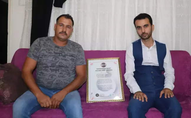 Son dakika haber: Müzisyen Yazıcıoğlu, şehit Hasan Sert için yazdığı ağıtı oğluna hediye etti