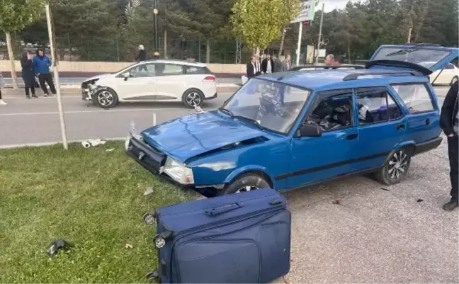 Sivas'ta Otomobil Kazası: 5 Kişi Yaralandı