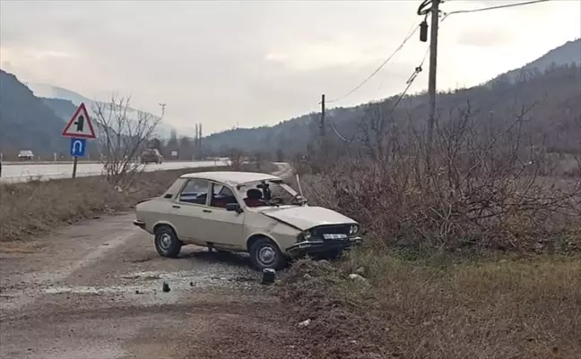 Tokat'ın Reşadiye ilçesinde otomobil devrildi, 2 kişi yaralandı