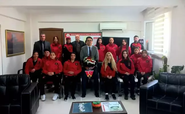 Mersin Galataspor Kadın Futbol Takımı Gençlik ve Spor İl Müdürü'nü Ziyaret Etti