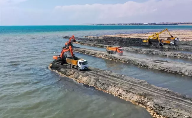 Van Gölü'nden 1 Milyon 950 Bin Metreküp Dip Çamuru ve Balçık Çıkarıldı