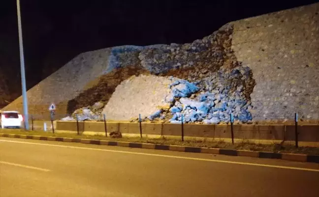 Zonguldak-Alaplı Kara Yolunda İstinad Duvarı Çöktü