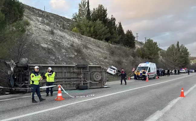 Kepsut'ta Minibüsle Çarpışan Otomobilde 2 Kişi Hayatını Kaybetti