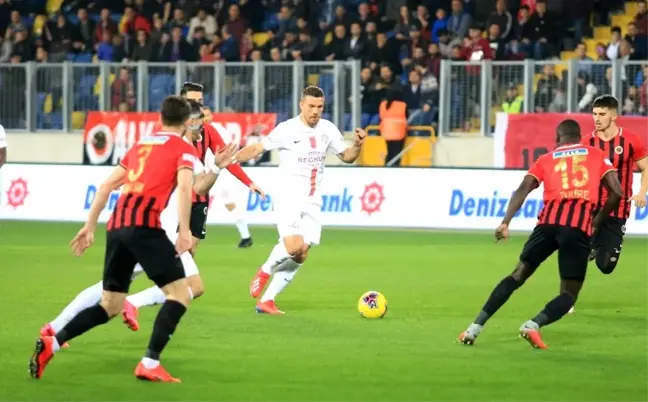 Podolski'den 5 maçta, 5 puanlık katkı