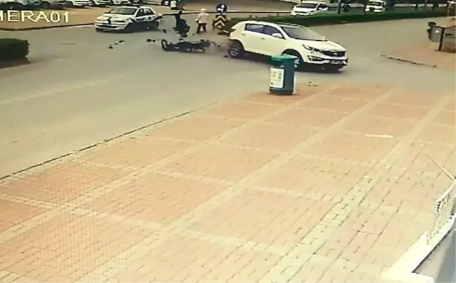 Kasksız motosiklet sürücüsü ölümden döndü