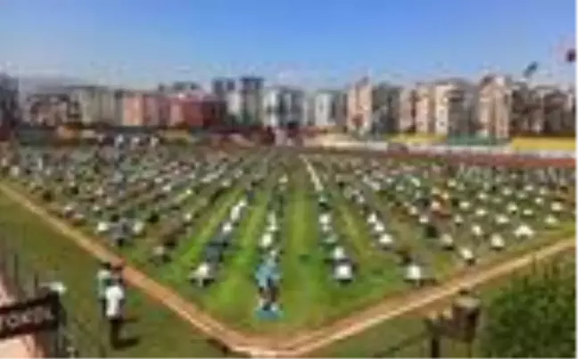 Mersin'de mesafeli ve maskeli cuma namazı